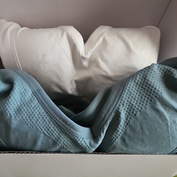 NWT IOB Sports Bras Size M 2 pack - Picture 1 of 4